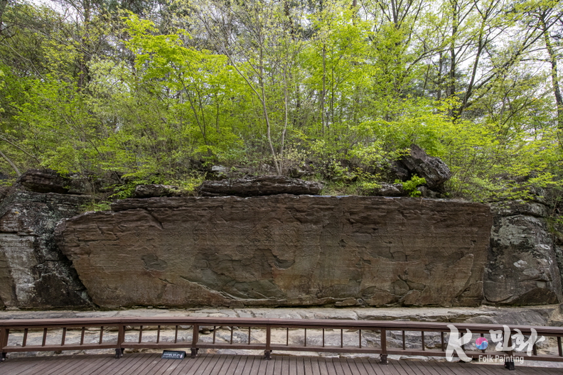 「반구천의 암각화(Petroglyphs along the Bangucheon Stream)」가 유네스코 세계유산에 등재되었다. 지난 7월 6일부터 프랑스 파리에서 개최되고 있는 제47차 세계유산위원회(7.6.~7.16.)는 현지 시간으로 7월 12일 오전 「반구천의 암각화」를 세계유산 목록에 등재하기로 최종 결정했다. 「반구천의 암각화」는 2010년 세계유산 잠정목록에 등재된 이후 15년 만에 결실을 맺었고, 이로써 대한민국은 총 17건의 유네스코 세계유산(문화유산 15건, 자연유산 2건)을 보유하게 되었다.(사진-국가유산청)
