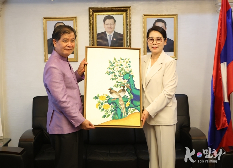 주한 라오스대사에게 작품을 기증하고 있다.