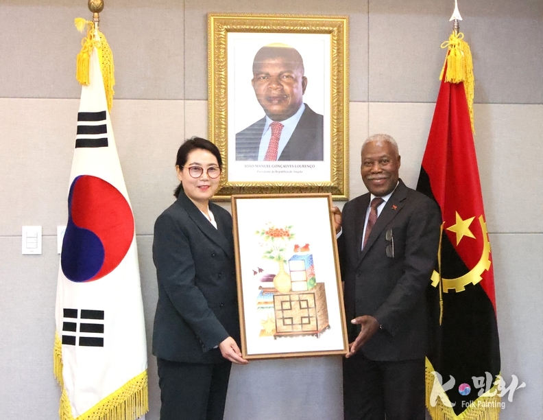 주한 앙골라 대사에게 작품을 기증하고 있다. 
