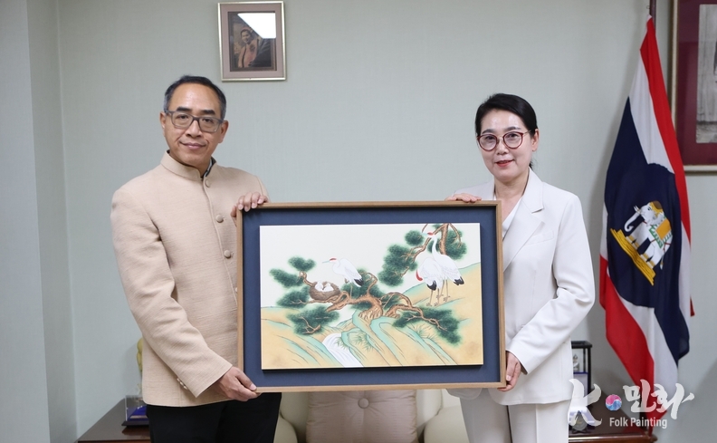 주한 태국대사에게 작품을 기증하고 있다. 