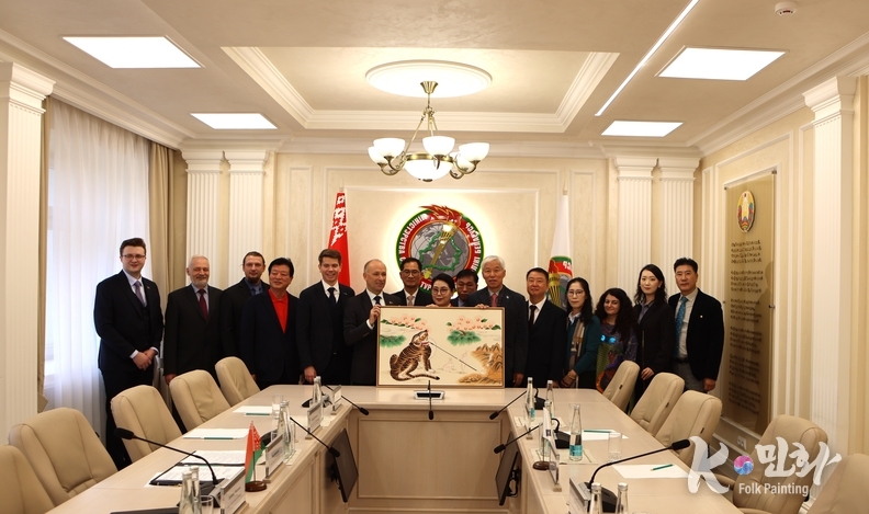 이존영 『Diplomacy Journal』 회장과 김종박 세중여행사 대표, 이미형교수가 K-민화 작품을 올레그 안드레이칙 벨라루스 체육·관광청 차관에게 전달한 뒤, 라운드테이블 면담을 마치고 양국 대표단이 함께 기념촬영을 하고 있다.