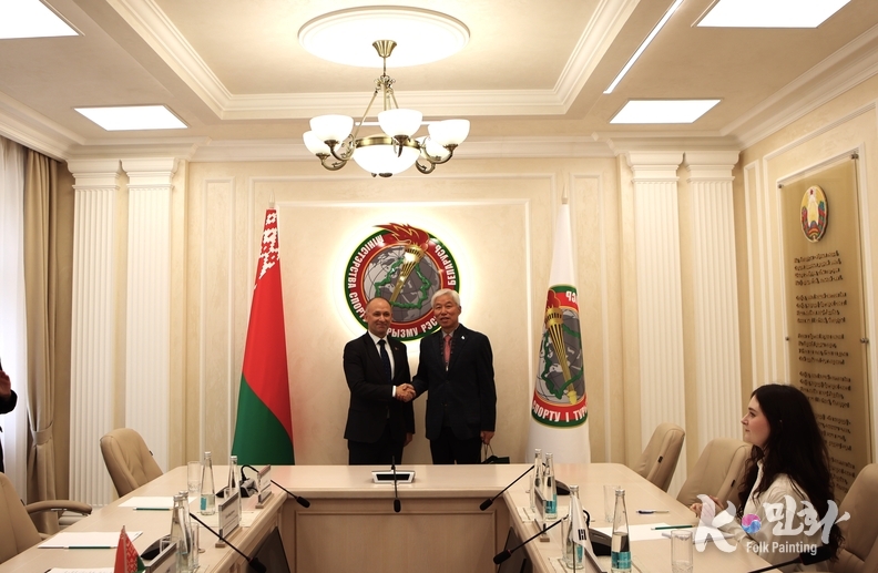 벨라루스 공화국 체육·관광청(Ministry of Sports and Tourism) 회의실에서 올레그 안드레이칙(Oleg Andreychik) 차관(좌측), 외교저널 회장 이존영(좌측)이 악수를 하고 있다.(사진-최동호 국장)