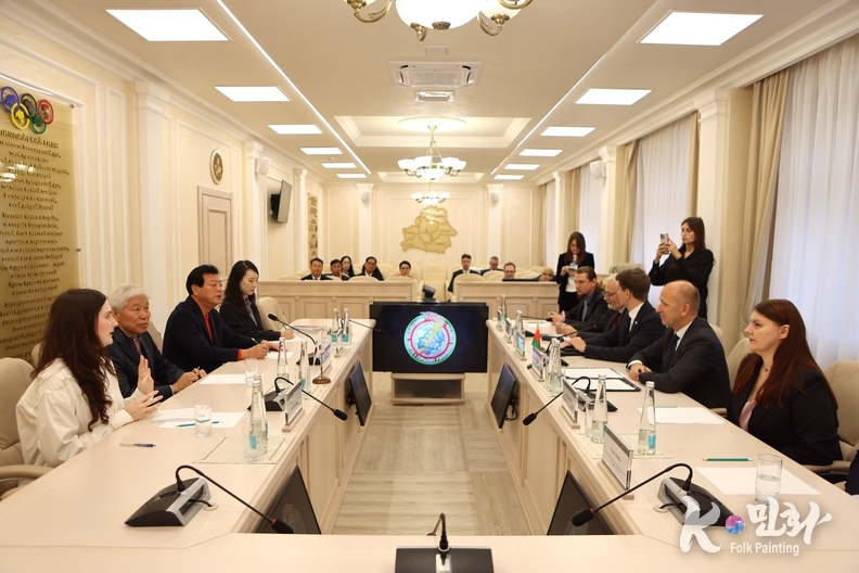 벨라루스 체육관광부 차관이 주재한 회의에서 한국 대표단이 양국 간 문화·예술·관광 교류 협력 방안을 논의하고 있다. 회의에는 이존영 외교저널 회장을 비롯한 한국 대표단과 벨라루스 체육관광부 관계자 및 주요 인사들이 참석했다.
