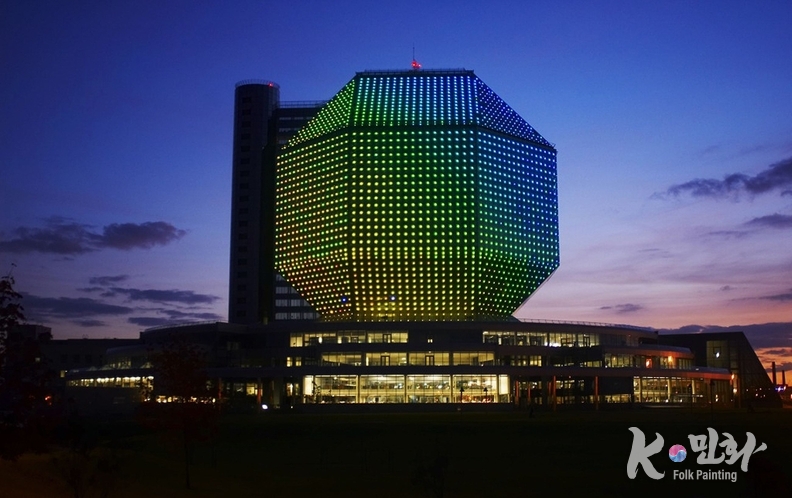 야경 속에서 찬란히 빛나는 벨라루스 국립도서관(National Library of Belarus) 전경. 약 4,600개의 LED 조명이 건물 외벽을 수놓으며, 다이아몬드 형태의 외관이 ‘지식을 품은 보석’처럼 황홀하게 빛난다. 민스크 시민들은 이 장관을 “하늘 위의 팔각등”이라 부르며, 도시의 밤을 밝혀주는 문화의 상징으로 사랑하고 있다. (출처-벨라루스 관광청)