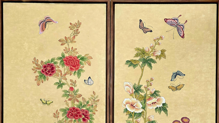 [담화총사 칼럼] “우현진의 K-민화 모란 병풍” 돌처럼 남고, 꽃처럼 피어나다.