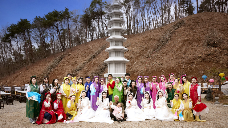 “전통의 색, 미래를 입다”. 벽사초불정사에 K-민화한복 물결